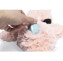 Hand legt een elektronisch apparaat in een knuffeldier