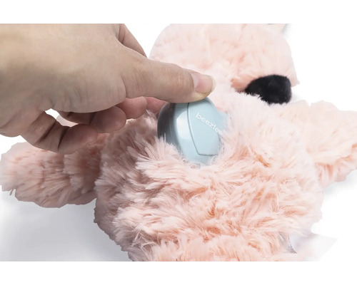 Hand legt een elektronisch apparaat in een knuffeldier