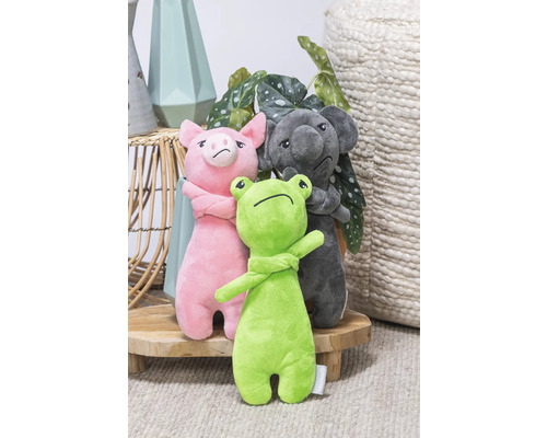 Scene met een roze varken, een grijze koala en een groene kikker als knuffels