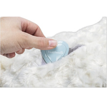 Hand die een hartvormige container met het Beeztees logo op een vacht plaatst.