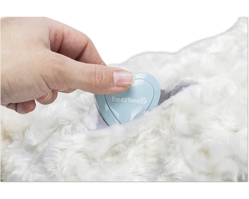 Hand die een hartvormige container met het Beeztees logo op een vacht plaatst.