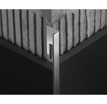 Gedetailleerde opname van een metalen tegelprofiel op een hoek