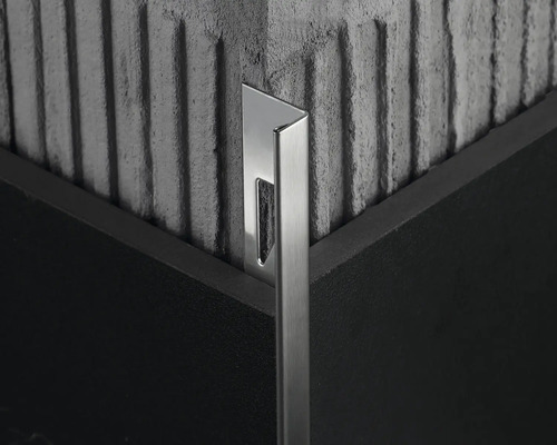 Gedetailleerde opname van een metalen tegelprofiel op een hoek