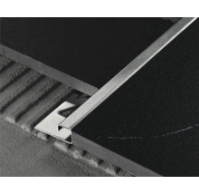 Tegelprofiel van metaal tussen twee tegels