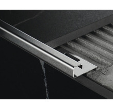 Tegelrail van metaal tussen twee tegels