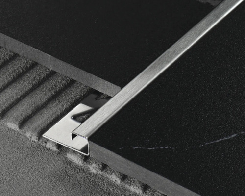 Metalen tegelprofiel tussen twee tegels