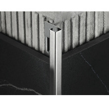 Detailopname van een metalen tegelprofiel op een hoek tussen twee tegels