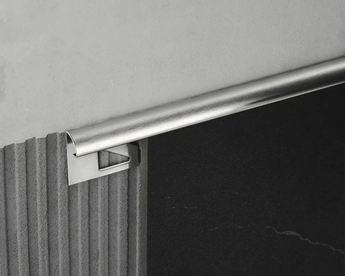 Tegelprofiel van metaal op wand en tegels