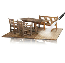 Houten terras met tuinmeubelen wordt met een hogedrukreiniger gereinigd