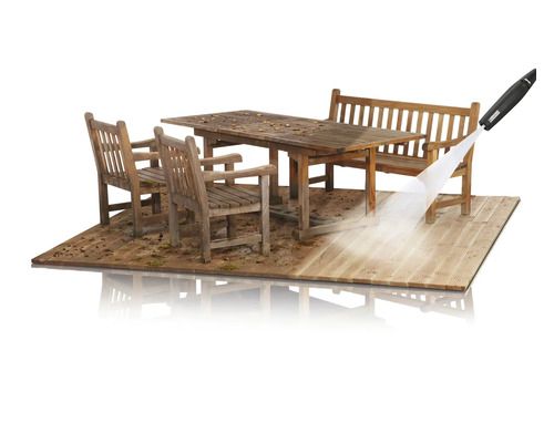 Houten terras met tuinmeubelen wordt met een hogedrukreiniger gereinigd