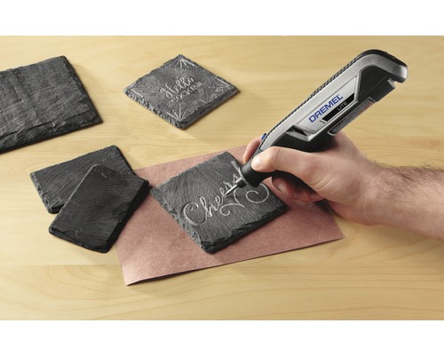 Dremel Lite graveerpen tijdens het bewerken van een leistenen onderzetter