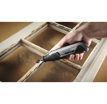 Dremel Lite multifunctioneel gereedschap in gebruik op een raamkozijn