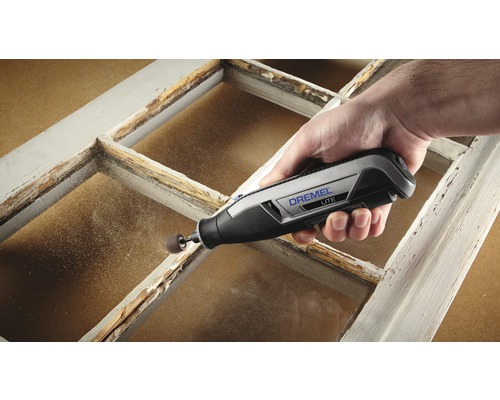 Dremel Lite multifunctioneel gereedschap in gebruik op een raamkozijn