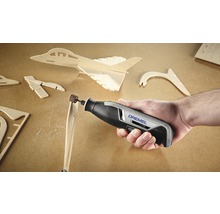 Dremel Lite multifunctioneel gereedschap bij het bewerken van een houten model.