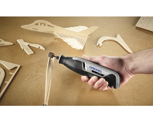 Dremel Lite multifunctioneel gereedschap bij het bewerken van een houten model.