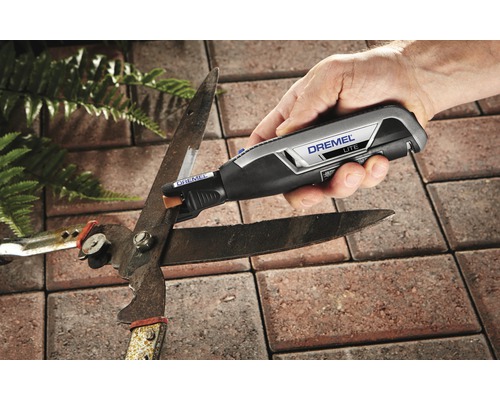 Dremel Lite multifunctioneel gereedschap slijpt een tuinschaar