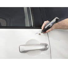 Dremel multifunctioneel gereedschap in gebruik voor het verwijderen van krassen op een auto