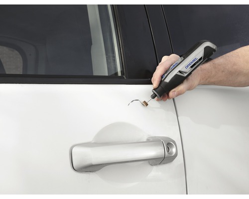 Dremel multifunctioneel gereedschap in gebruik voor het verwijderen van krassen op een auto