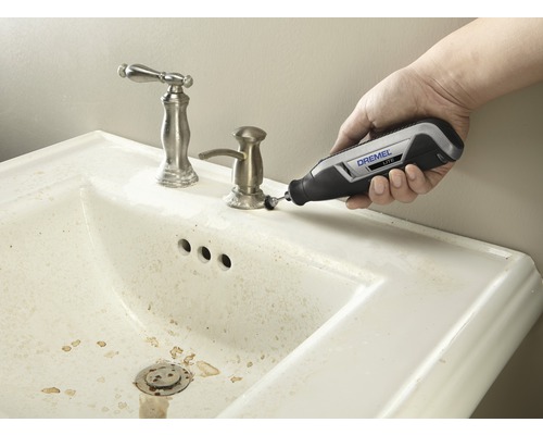 Dremel Logo bij het reinigen van een wastafel met een Dremel Lite multifunctioneel gereedschap.