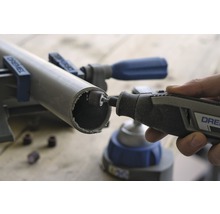 Dremel multifunctioneel gereedschap tijdens het bewerken van een pijp in een werkplaats