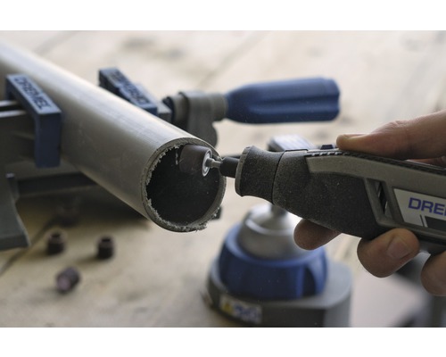 Dremel multifunctioneel gereedschap tijdens het bewerken van een pijp in een werkplaats
