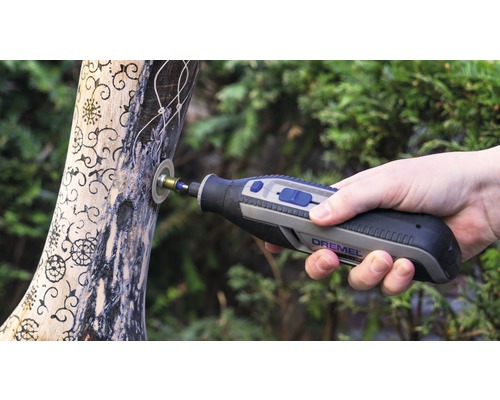 Dremel multifunctioneel gereedschap in gebruik op een stuk hout met gravures