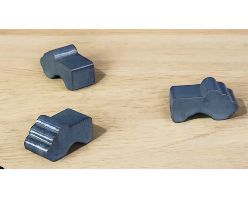 Drie blauwe metalen gebouwvormen