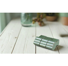 Groene mozaïektegels op een houten tafel