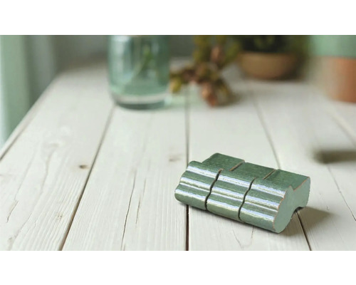 Groene mozaïektegels op een houten tafel