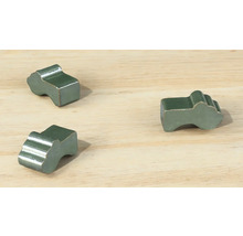 Drie speelstukken op een houten tafel