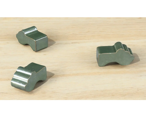 Drie speelstukken op een houten tafel