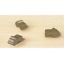 Drie houten figuren op een houten oppervlak