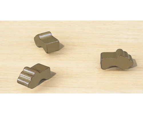 Drie houten figuren op een houten oppervlak