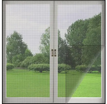 Hordeur voor een raam met uitzicht op een tuin