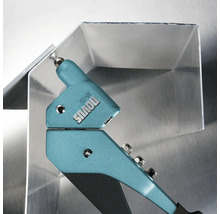 Novus blindklinknageltang in gebruik op een metalen werkstuk.