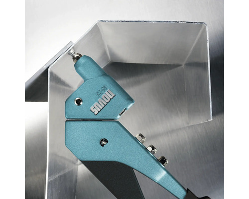 Novus blindklinknageltang in gebruik op een metalen werkstuk.