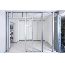 Metalen frameconstructie voor gipsplaten in interieur