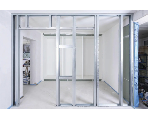 Metalen frameconstructie voor gipsplaten in interieur