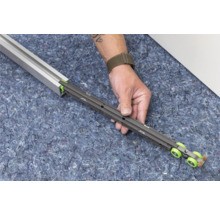 Schuifdeurbeslag met geleiderail in de hand