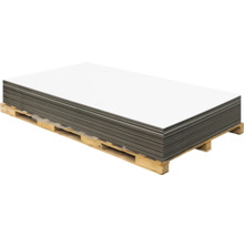 Stapel witte kunststofplaten op houten pallet