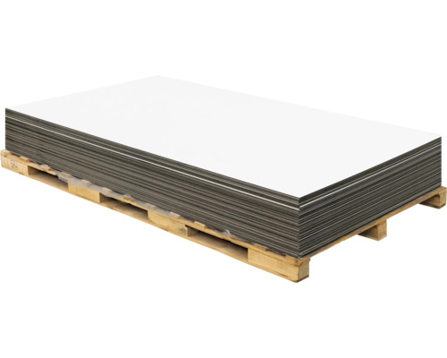 Stapel witte kunststofplaten op houten pallet