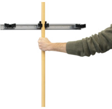 Man bevestigt steel in wandhouder voor gereedschap