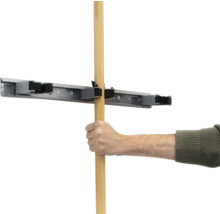 Een hand steekt een houten steel in een gereedschaphouder.