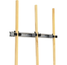 Wandhouder met houten stelen voor het opbergen van gereedschap