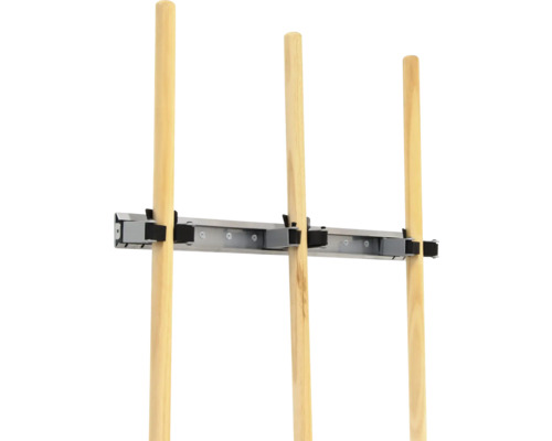 Wandhouder met houten stelen voor het opbergen van gereedschap