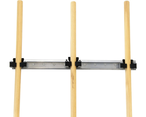 Houten ladder met metalen rail en zwarte houders