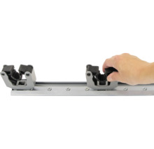 Gereedschaphouder met hand bij het plaatsen van een houder