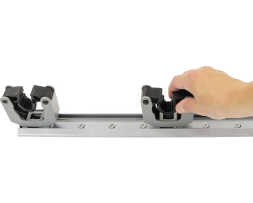 Gereedschaphouder met hand bij het plaatsen van een houder