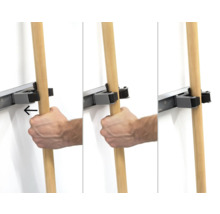 Afbeelding van een gereedschapslijstsysteem in gebruik, met een hand die een houten steel ophangt