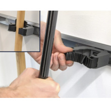 Wandhouder met hand die een steel vastmaakt